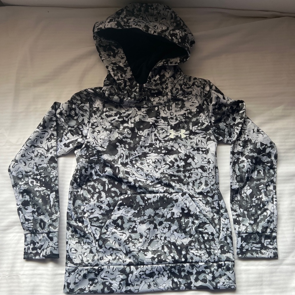 NWOT Under Armour Girl Long Sleeve Black And White Camo Hooded Sweatshirt Size 6